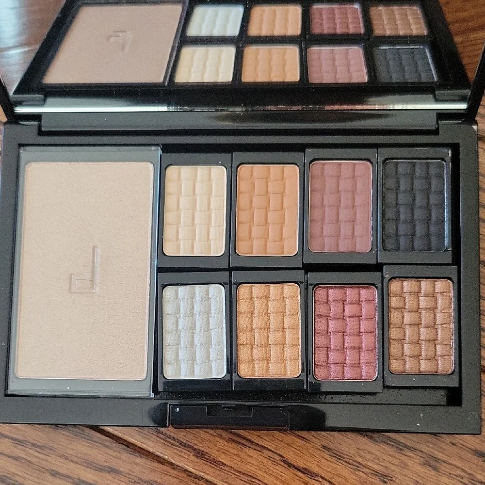 Doucce Freematic Eyeshadow Palette - Neutral and Bold Shades